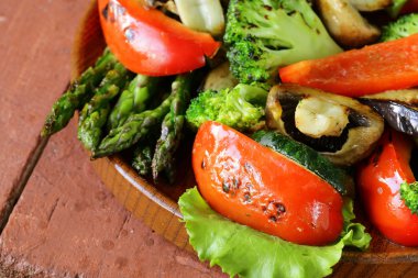 aperitivo de legumes grelhados (pimentão, aspargos, abobrinha, brócolis)