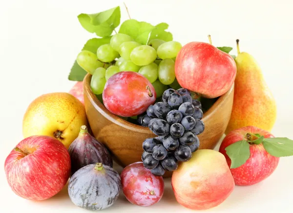 Variedade fruto da colheita do outono (uvas, figos, maçãs, ameixas ) — Fotografia de Stock