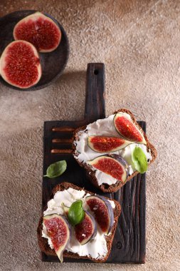 peynir ve incir ile sandviç