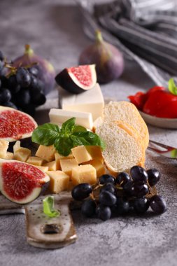 Üzüm ve incirli peynir tahtası