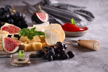 Üzüm ve incirli peynir tahtası