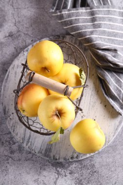 Masadaki doğal organik meyve elmaları.