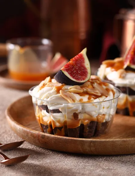 Efterrätt Med Chokladsmör Grädde Och Fikon — Stockfoto