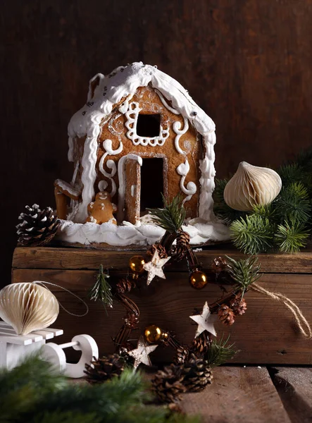 圣诞节姜饼和用于食物和节日装饰的房子 — 图库照片