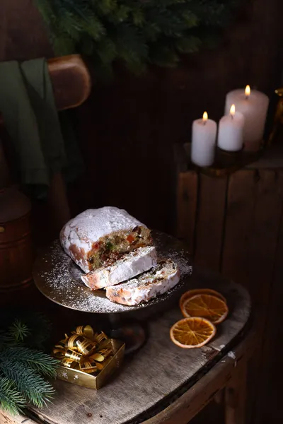 圣诞甜点蛋糕加节日装饰品 — 图库照片