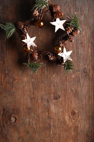 クリスマスリースの休日の装飾木製の背景に — ストック写真
