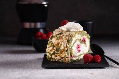 Ahududu ve şam fıstıklı kremalı pasta.