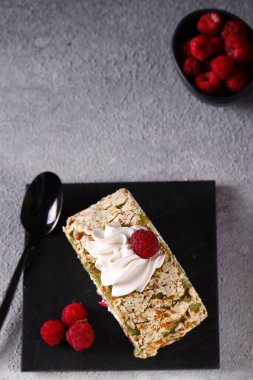 Ahududu ve şam fıstıklı kremalı pasta.