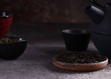 Koyu arkaplanda geleneksel çay töreni