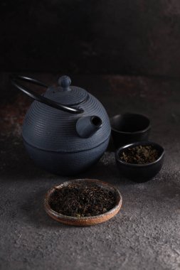 Koyu arkaplanda geleneksel çay töreni