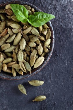 Baharatlı kakule çeşnili yemekler.