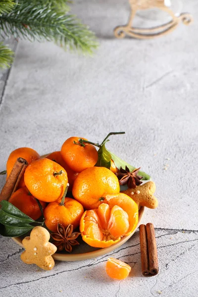 Organic Ripe Juicy Tangerines Wooden Plate — 图库照片