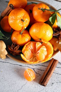 Tahta bir tabakta olgun, sulu mandalinalar.