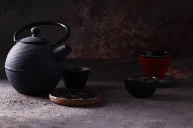 Koyu arkaplanda geleneksel çay töreni