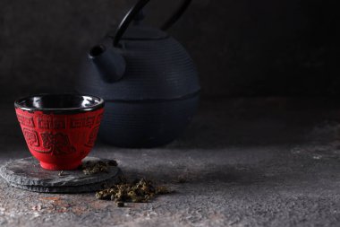 Koyu arkaplanda geleneksel çay töreni
