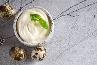 Doğal organik mayonez ve bıldırcın yumurtası.