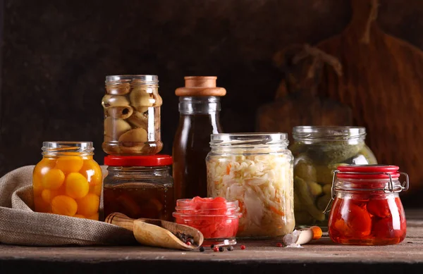 玻璃瓶中的发酵蔬菜健康食品 — 图库照片