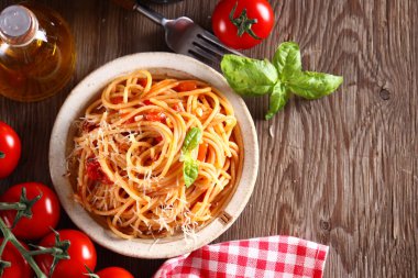Domates soslu ve peynirli spagetti.