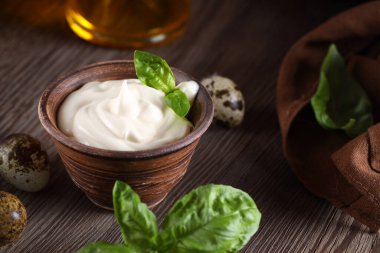 Doğal organik mayonez ve bıldırcın yumurtası.