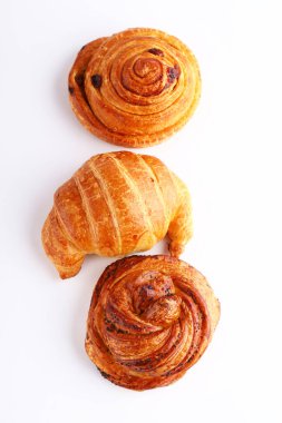 Beyaz arka planda taze çörekler kruvasan pastası.