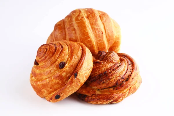 Verse Broodjes Croissant Gebak Witte Achtergrond — Stockfoto