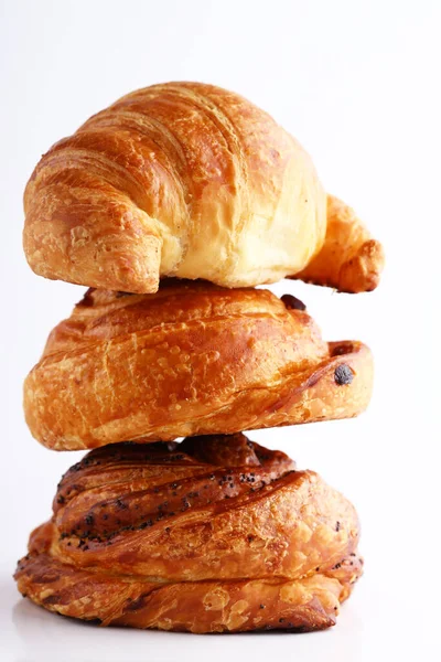 Frische Brötchen Croissant Gebäck Auf Weißem Hintergrund — Stockfoto