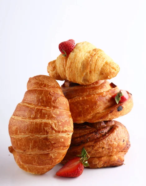 Frische Brötchen Croissant Gebäck Auf Weißem Hintergrund — Stockfoto