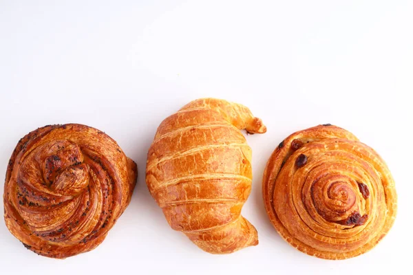 Frische Brötchen Croissant Gebäck Auf Weißem Hintergrund — Stockfoto