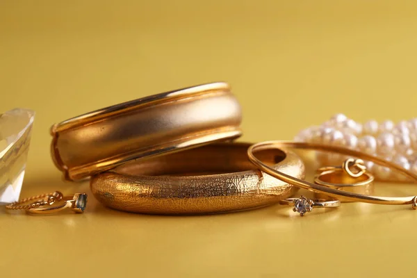 Joyas Oro Anillos Sobre Fondo Amarillo —  Fotos de Stock