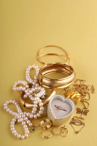 Joyas Oro Anillos Sobre Fondo Amarillo —  Fotos de Stock