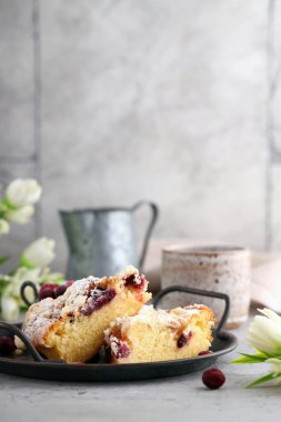 Böğürtlenli ev yapımı turta, kızılcık