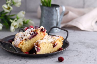 Böğürtlenli ev yapımı turta, kızılcık