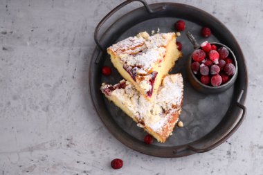 Böğürtlenli ev yapımı turta, kızılcık