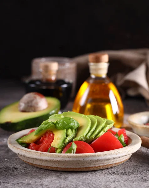 トマトとアボカドのサラダ健康食品 — ストック写真