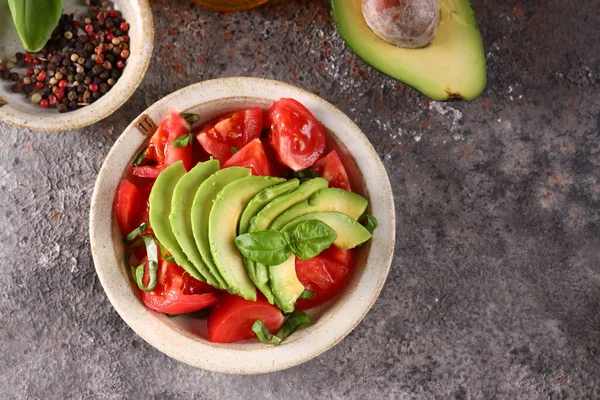 Salat Mit Tomaten Und Avocado Gesunde Kost — Stockfoto