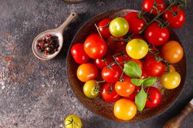 taze organik domatesler masada sağlıklı yiyecekler