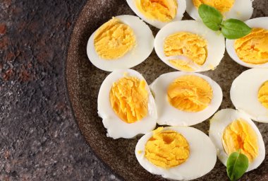 Paskalya zamanı masada taze organik haşlanmış yumurta.