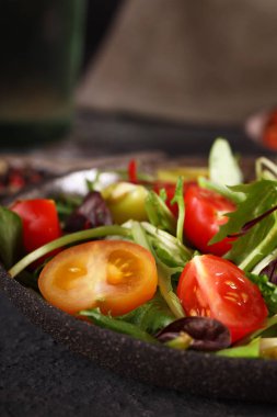 Masada taze organik domates salatası sağlıklı yiyecekler.