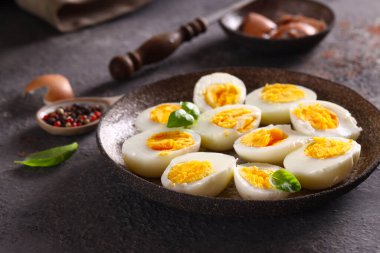 Paskalya zamanı masada taze organik haşlanmış yumurta.