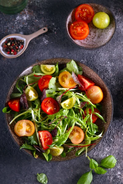 Świeże Organiczne Pomidory Wiśniowe Sałatka Stole Zdrowa Żywność — Zdjęcie stockowe