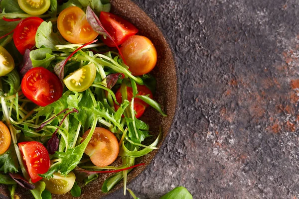 テーブルの上の新鮮な有機チェリートマトサラダ健康食品 — ストック写真