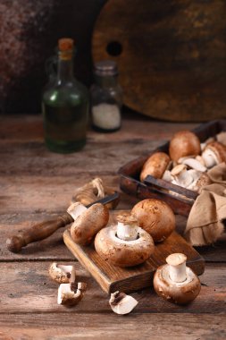 Taze organik portobello mantarları sağlıklı yiyecekler.