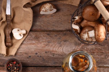 turşulu organik doğal mantarlar sağlıklı yiyecekler