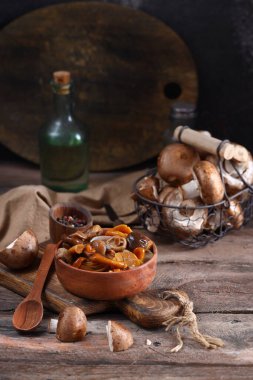 turşulu organik doğal mantarlar sağlıklı yiyecekler