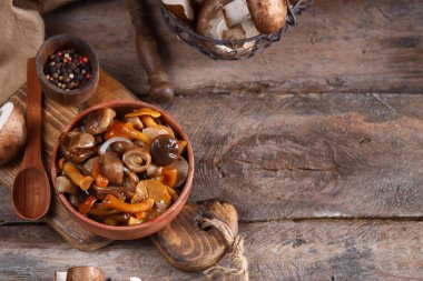 turşulu organik doğal mantarlar sağlıklı yiyecekler