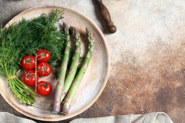 organik rustik sebze hasadı - kuşkonmaz, domates, yeşillik