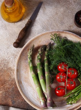 organik rustik sebze hasadı - kuşkonmaz, domates, yeşillik