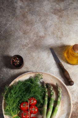 organik rustik sebze hasadı - kuşkonmaz, domates, yeşillik