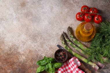 organik rustik sebze hasadı - kuşkonmaz, domates, yeşillik