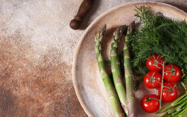 organik rustik sebze hasadı - kuşkonmaz, domates, yeşillik